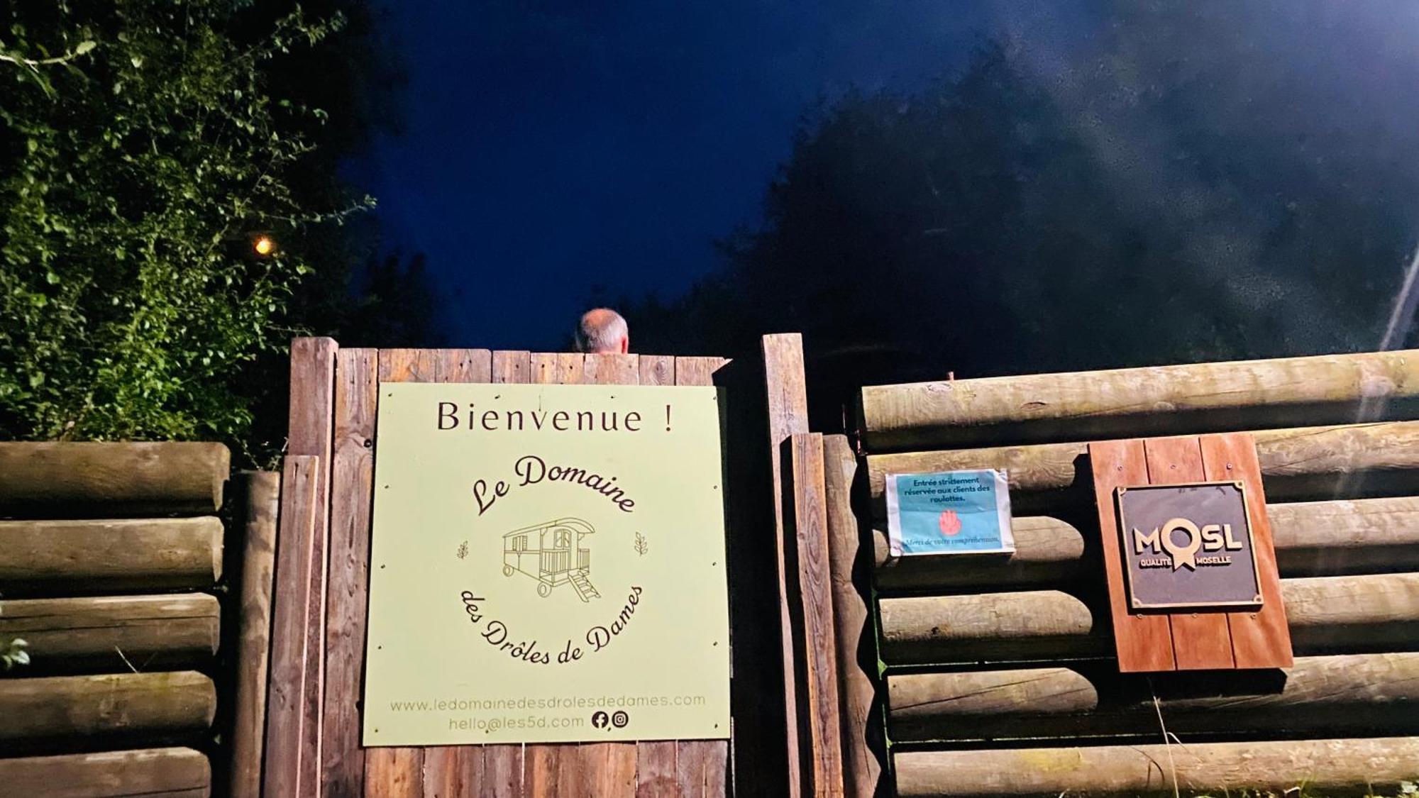 Le Domaine Des Droles De Dames Vendégház Buding Kültér fotó